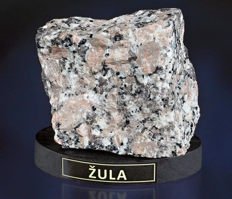 Žula na podstavci k vystavení ve vitrině (ukázka)